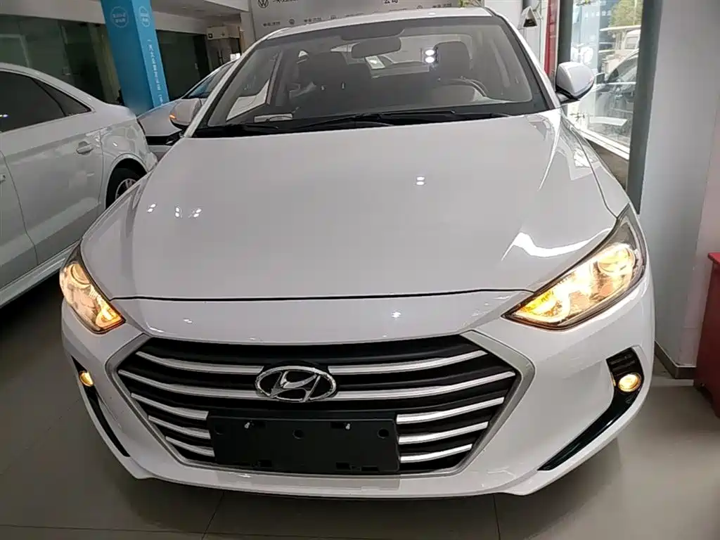 Hyundai Elantra 2016 1.6L Manual Smart & Vibrant Model фото 3