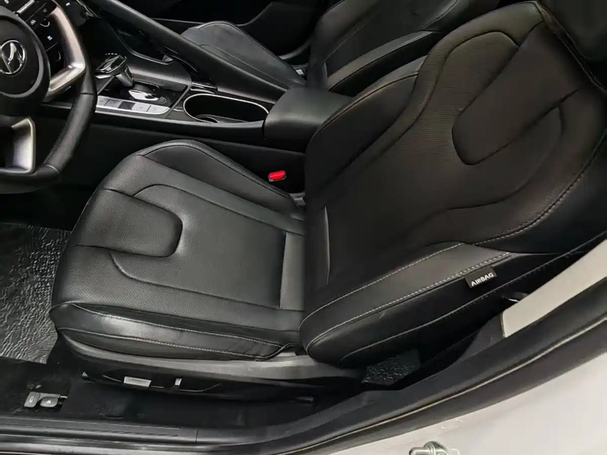 Hyundai Elantra 2022 1.5L CVT LUX Premium Edition фото 13