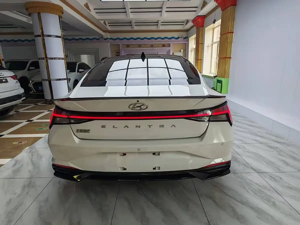 Hyundai Elantra 2022 1.5L CVT LUX Premium Edition фото 6