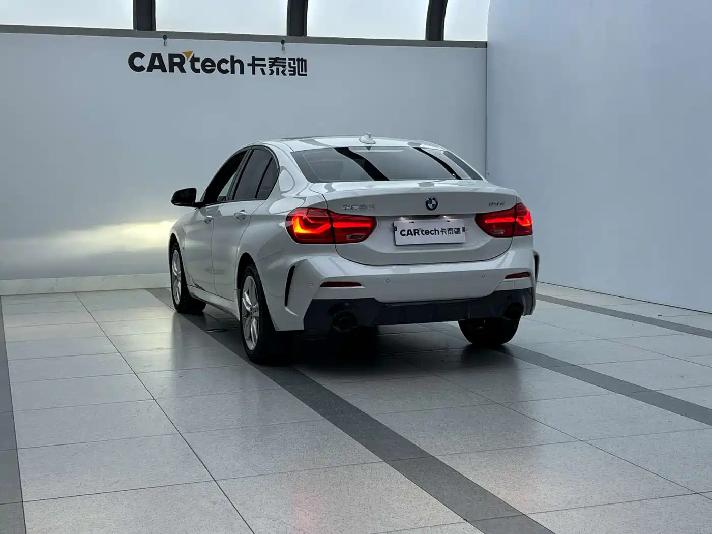 BMW 1 Series 2022 120i M Sport Shadow Edition фото 3
