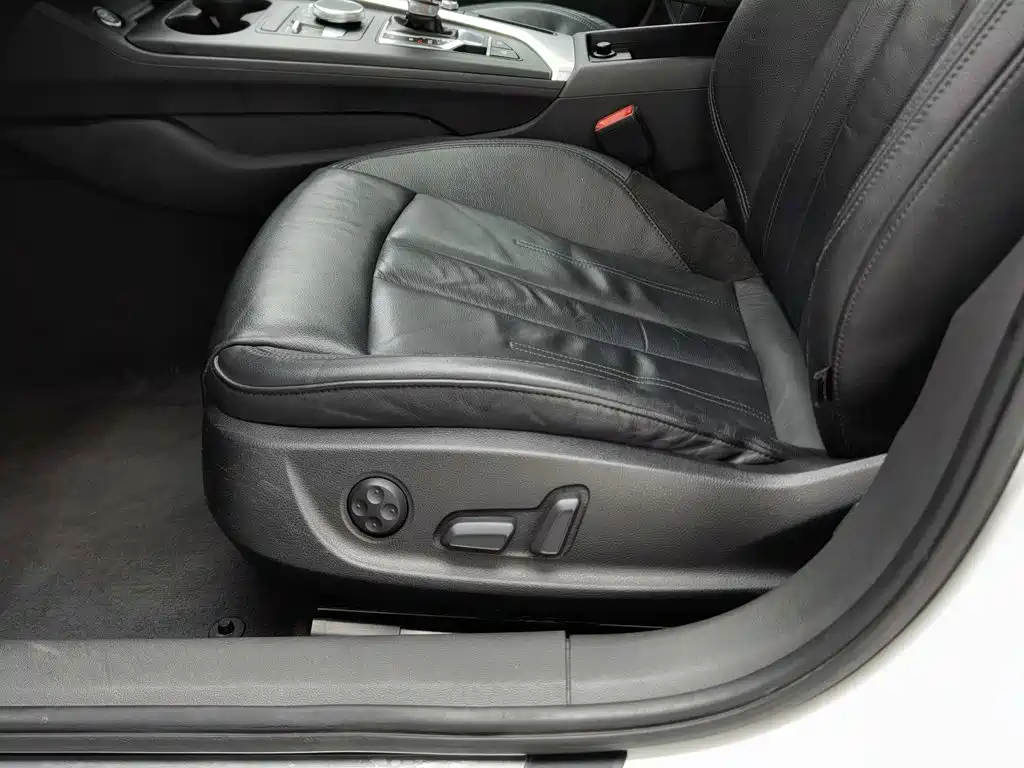 Фото 20 - Audi A4L