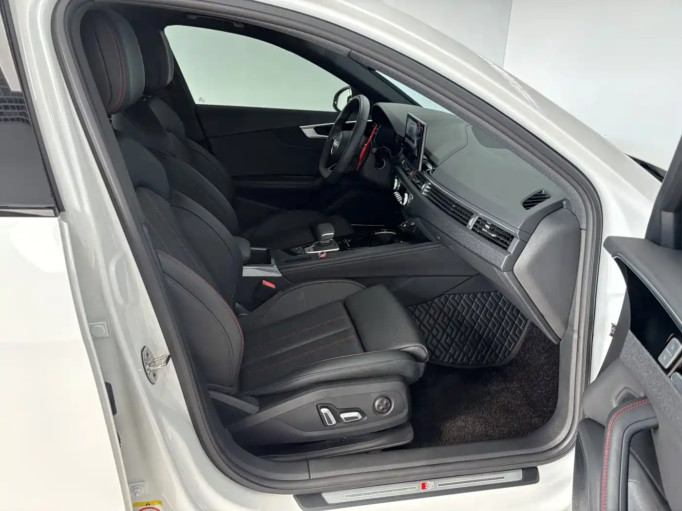Фото 26 - Audi A4L