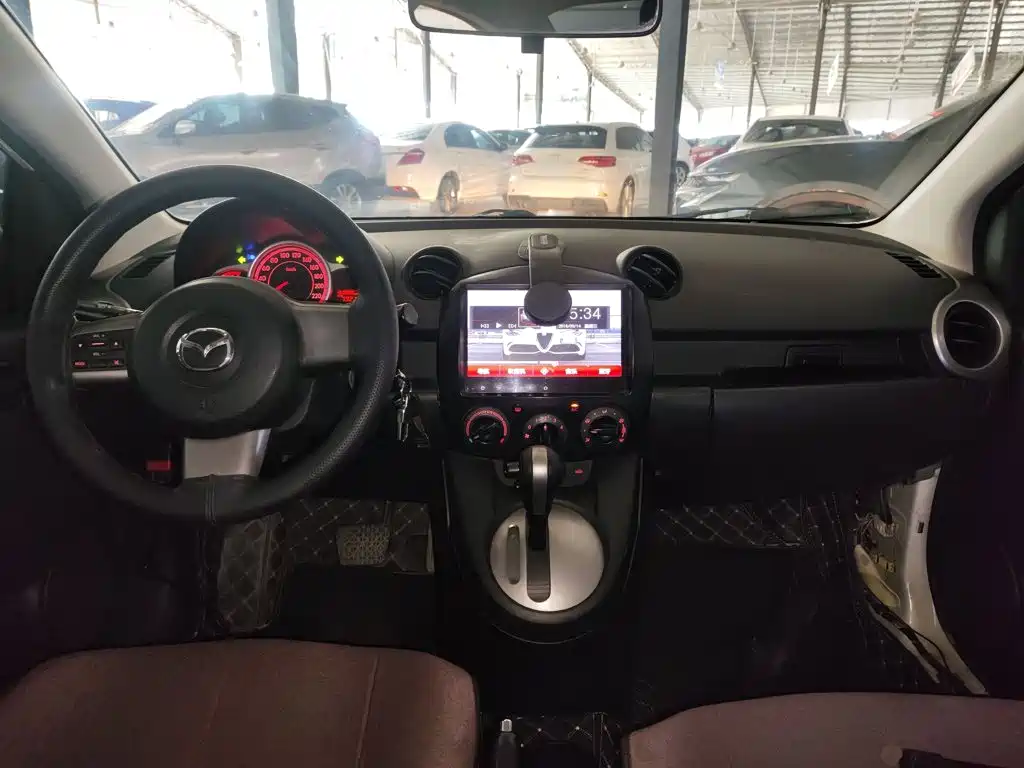 Фото 10 - Mazda 2