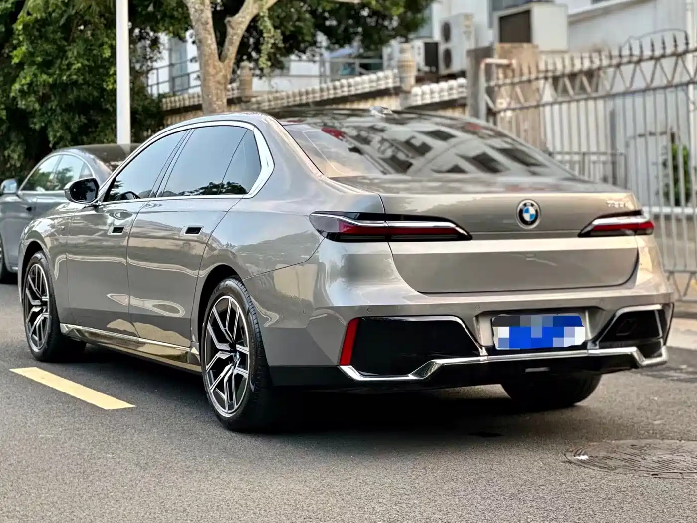 BMW 7 Series 2023 Model 735Li M Sport Package фото 10