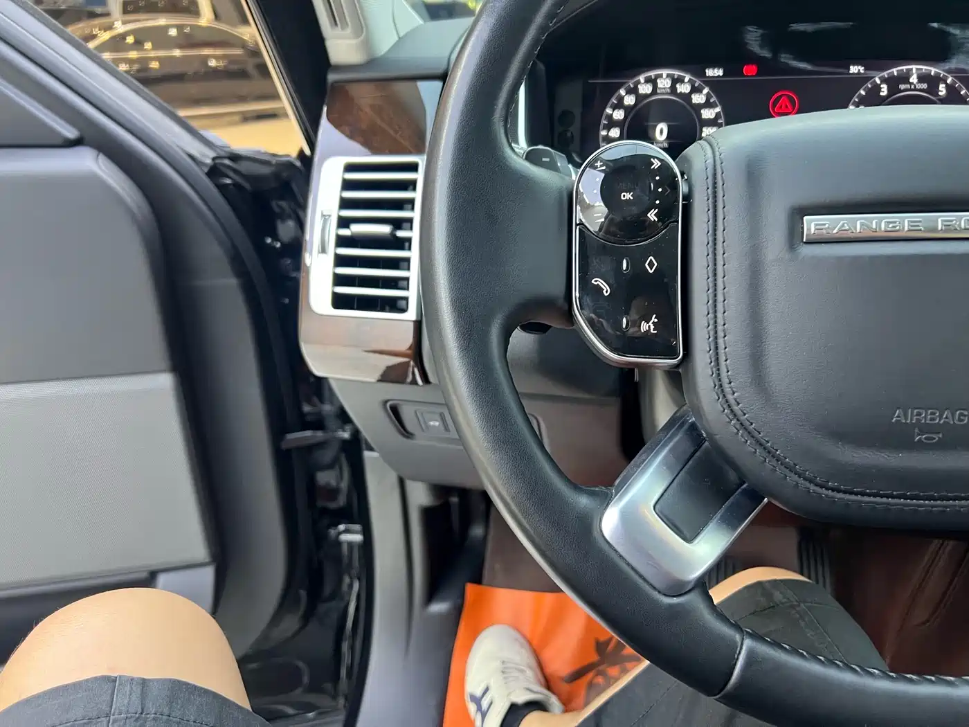 Land Rover Range Rover 2021 3.0 L6 Golden Age Edition фото 13