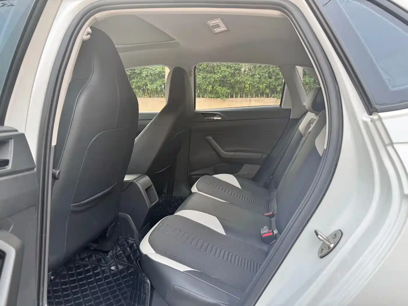 Volkswagen Polo 2023 Facelift Plus 1.5L Auto Chroma Tech Edition фото 4