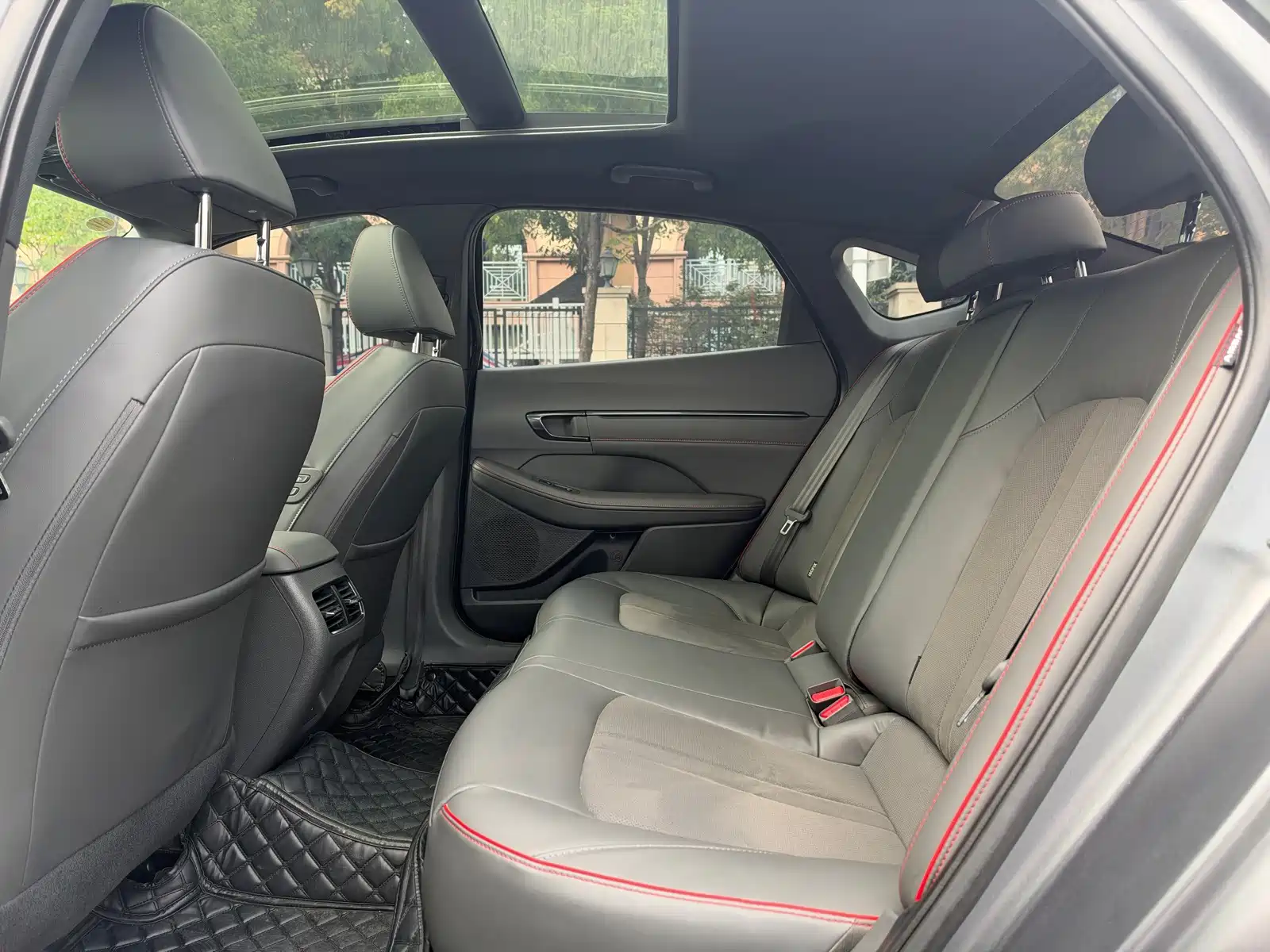 Photo 12 - Hyundai Sonata