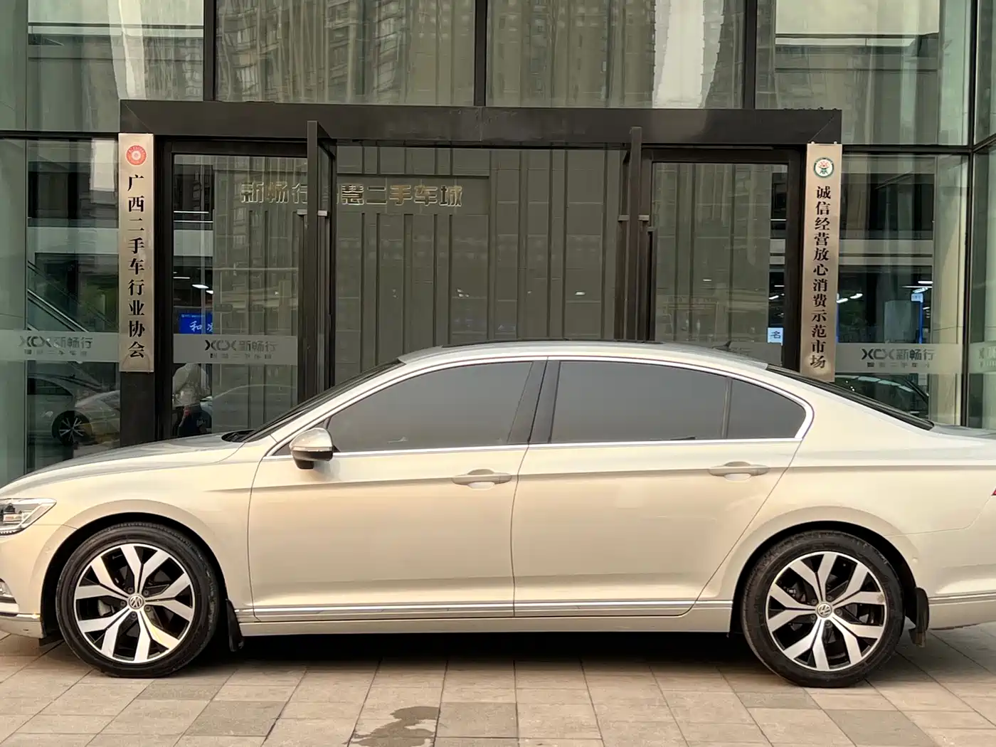 Volkswagen Magotan 2017 380TSI DSG Premium фото 3