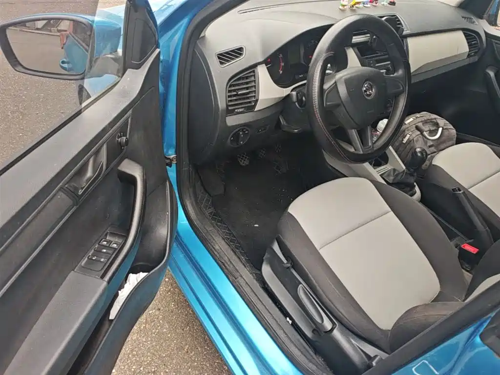 Škoda Fabia 2015 1.4L Manual Advance Edition фото 16