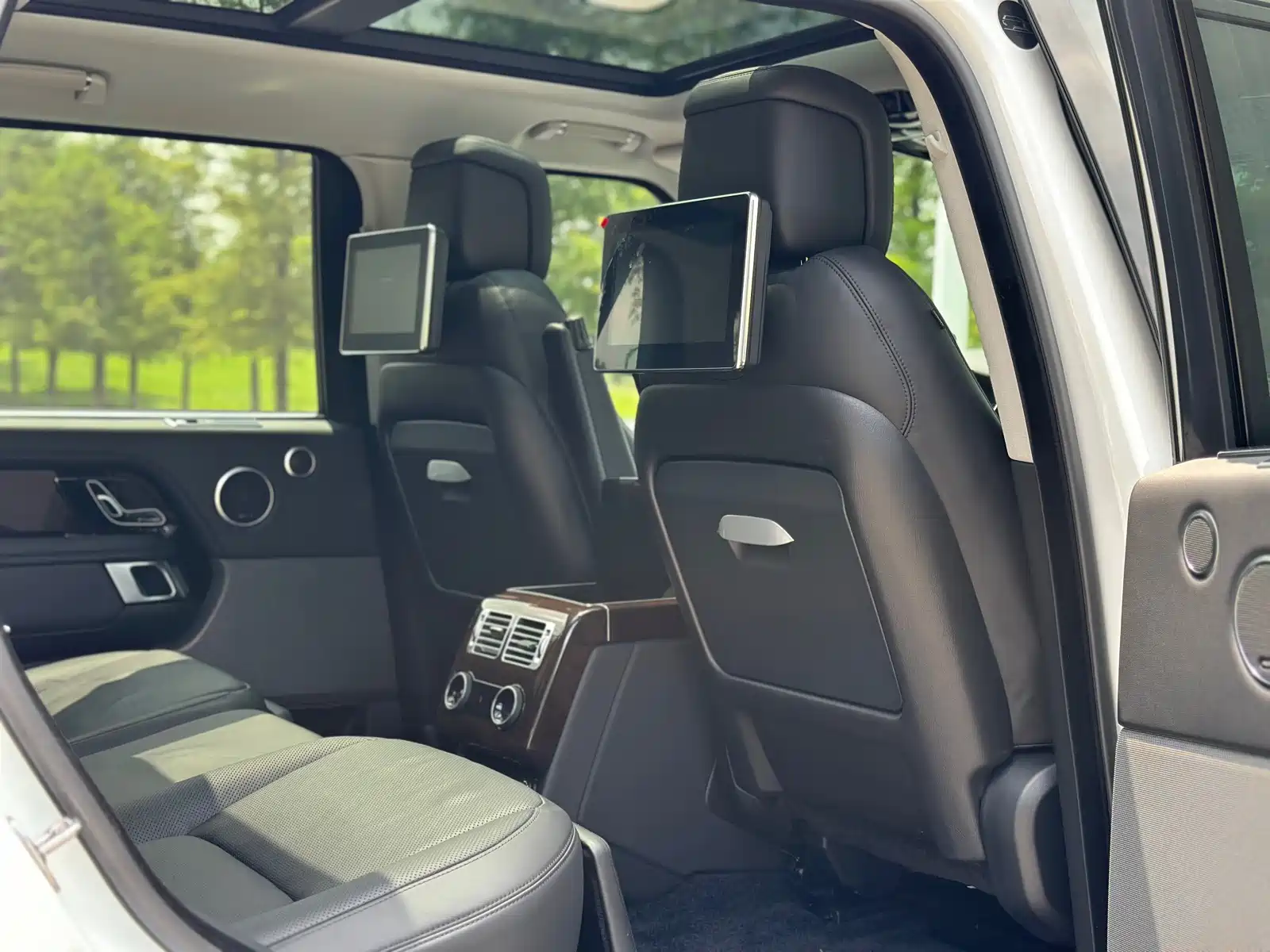 Photo 15 - Land Rover Range Rover