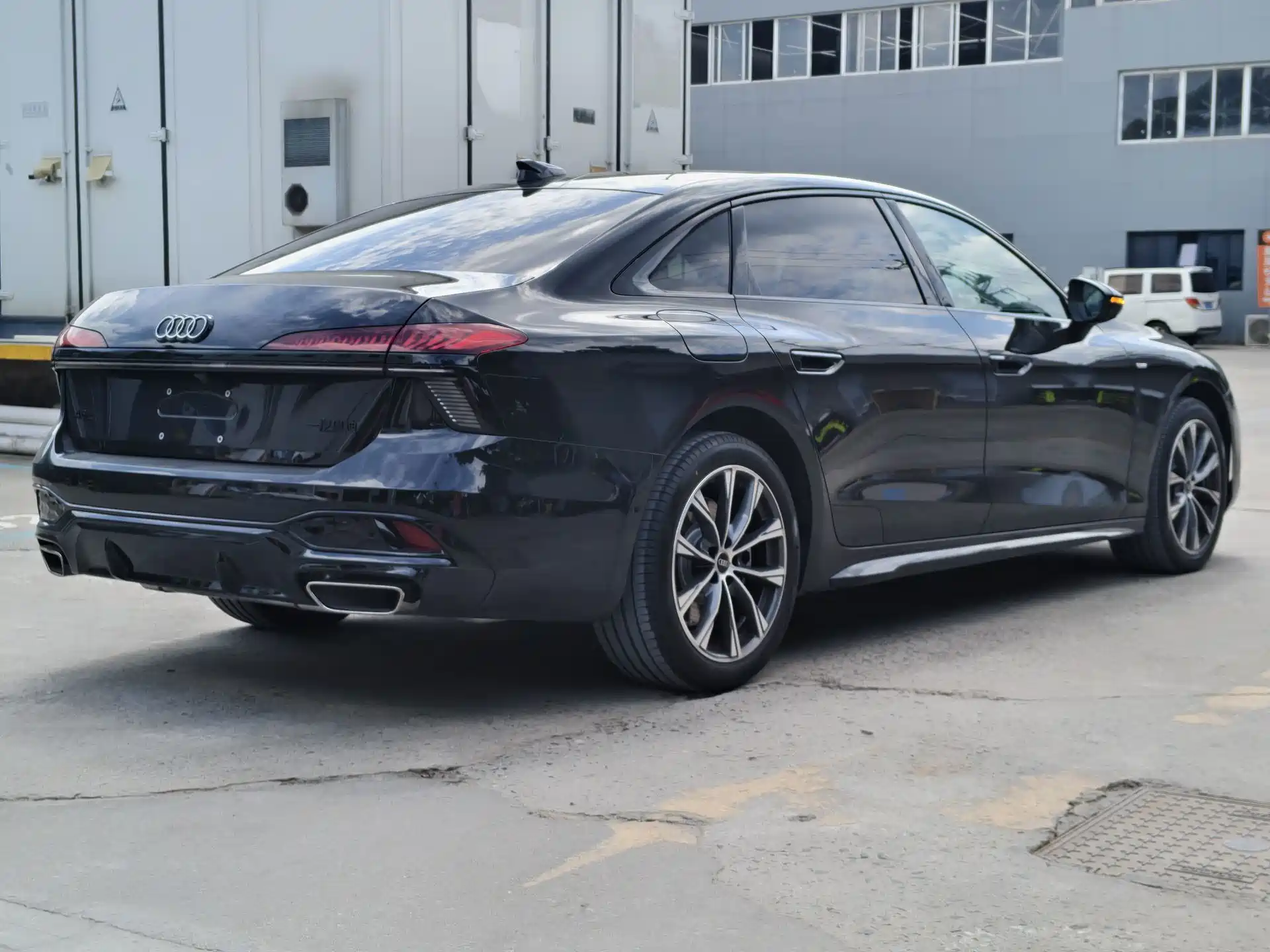 Фото 13 - Audi A6L