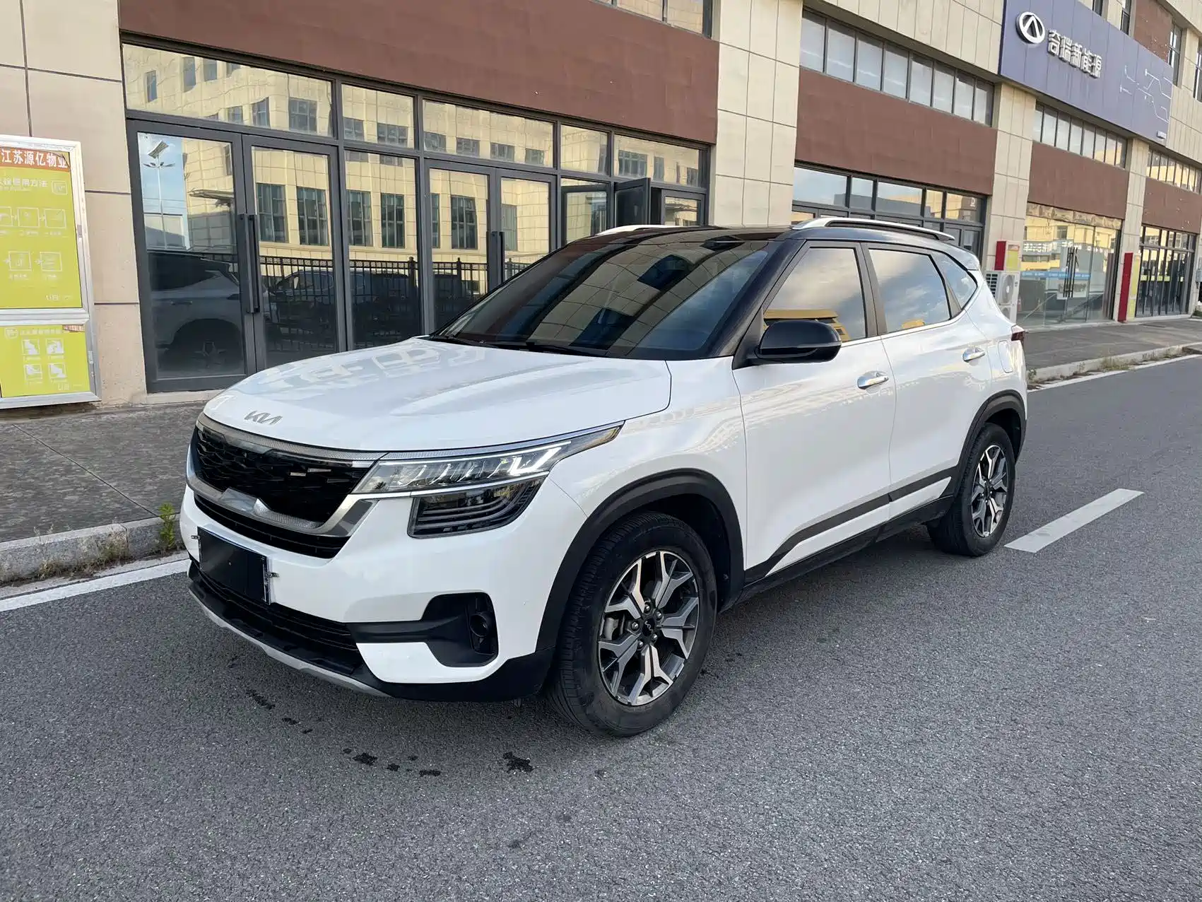 Photo 1 - Kia KX3