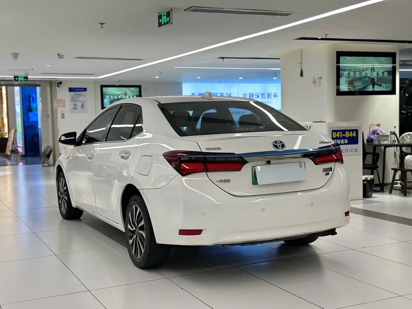 Toyota Corolla Twin Engine E+ 2019 1.8L E-CVT Leading Edition фото 6