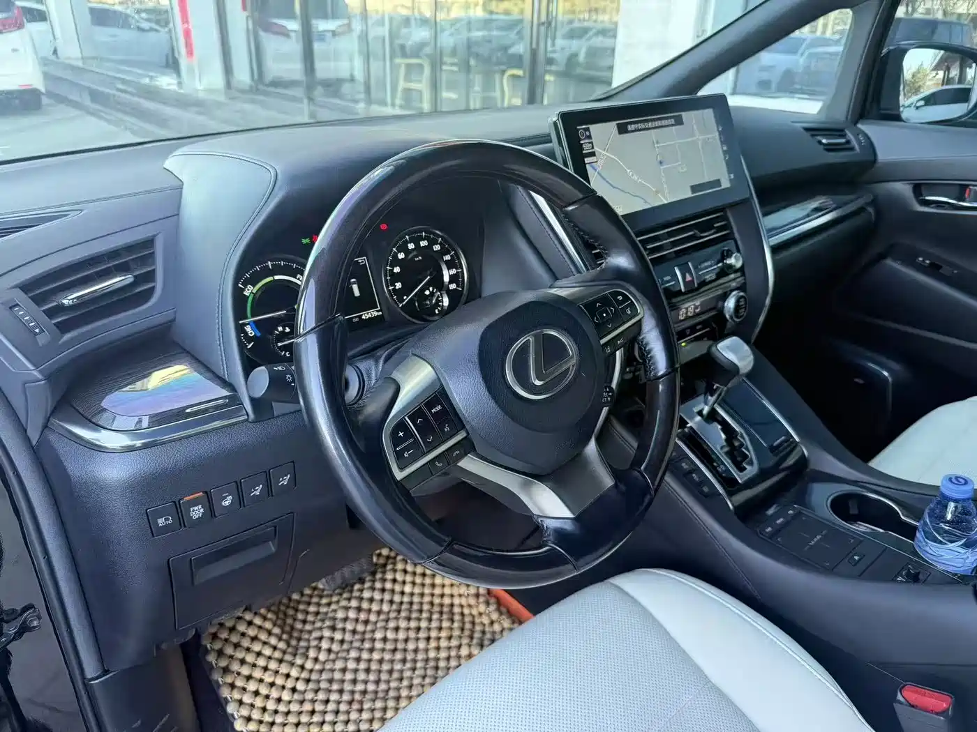 Lexus LM 2020 300h Seven-Seater Elegance Edition фото 13