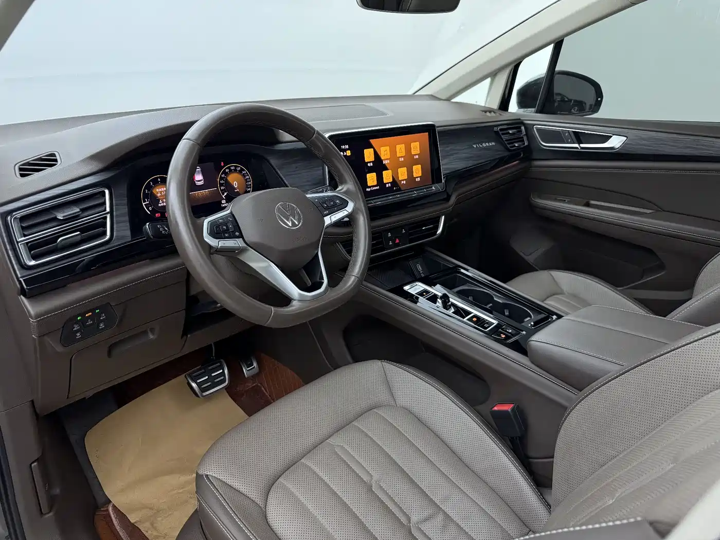 Volkswagen Viloran 2022 380TSI Premium Edition фото 3