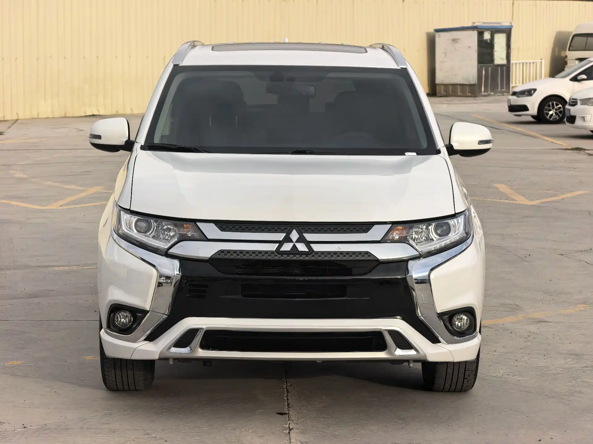 Photo 2 - Mitsubishi Outlander