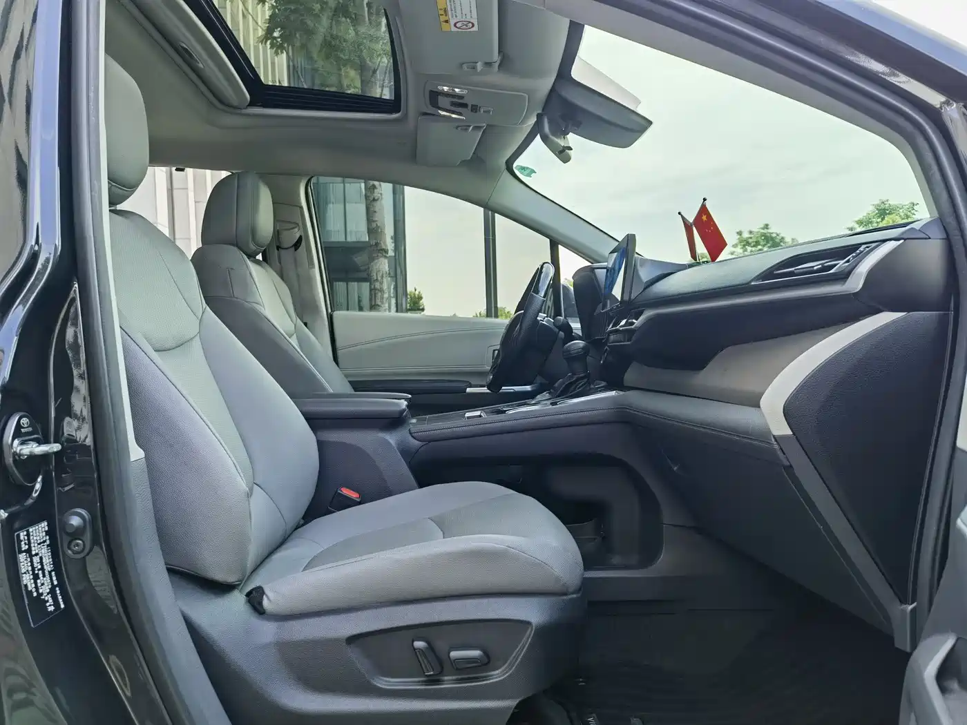 Toyota Granvia 2023 2.5L Hybrid Luxury Edition фото 14