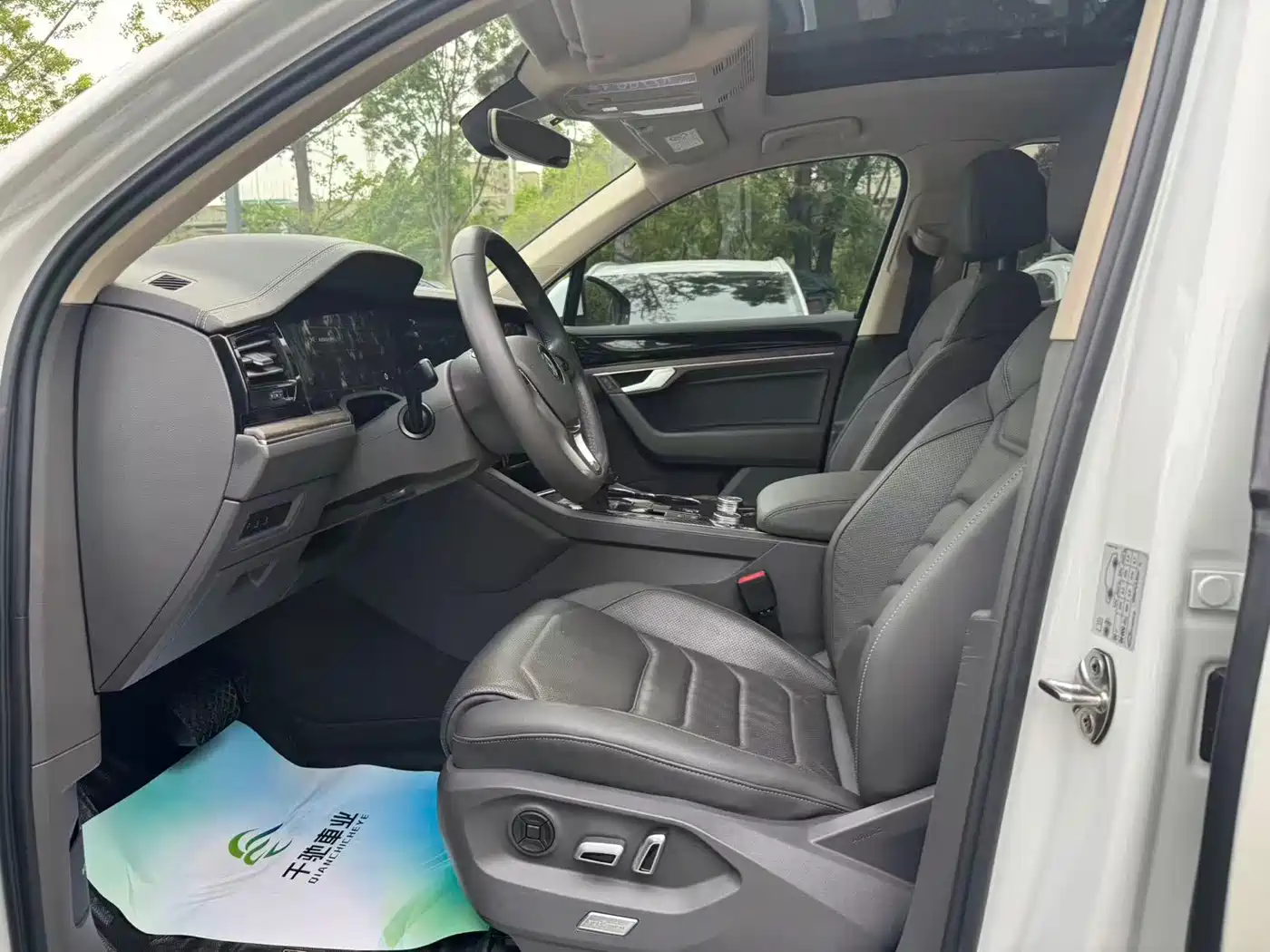Volkswagen Touareg 2019 2.0TSI Sharp Wing Edition China VI фото 6