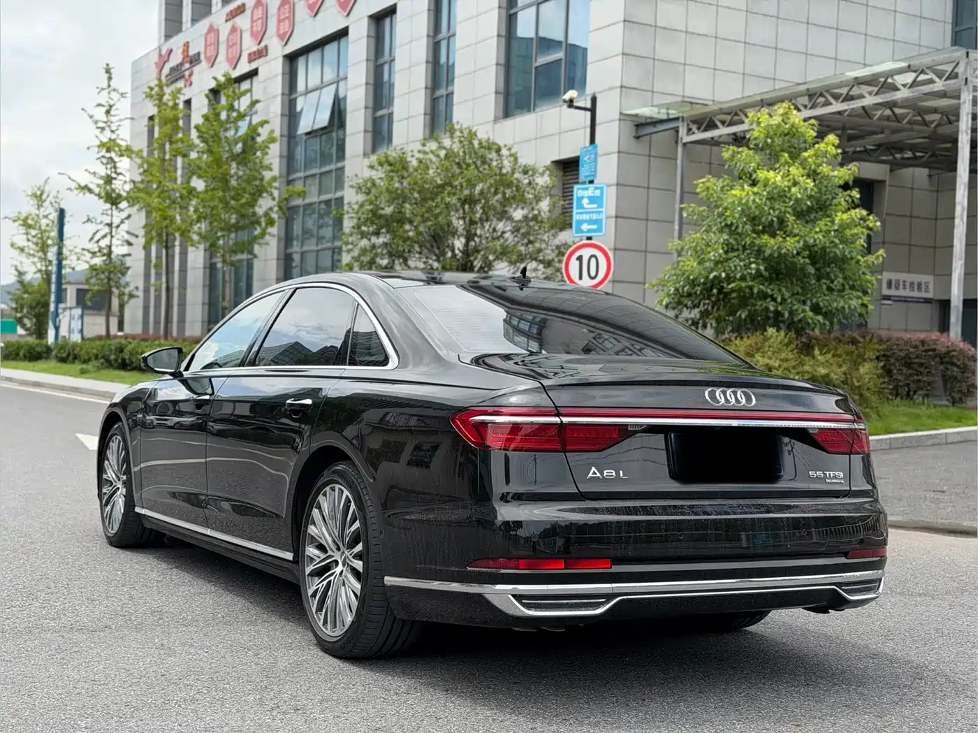 Фото 18 - Audi A8