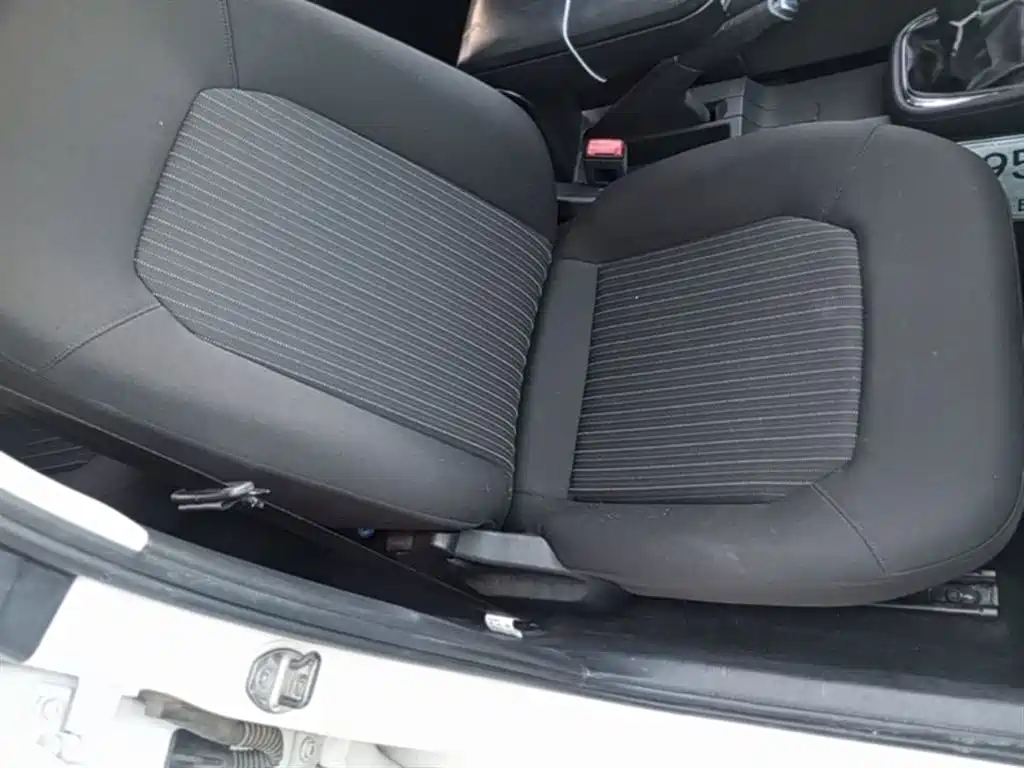 Volkswagen Jetta 2015 1.6L Manual Comfort фото 25