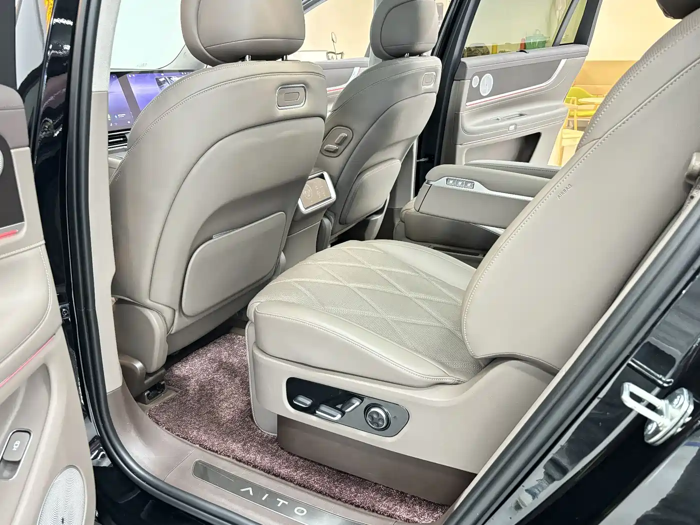 AITO Wenjie AITO M9 2025 Extended Range Max 52kWh 6-Seater фото 7