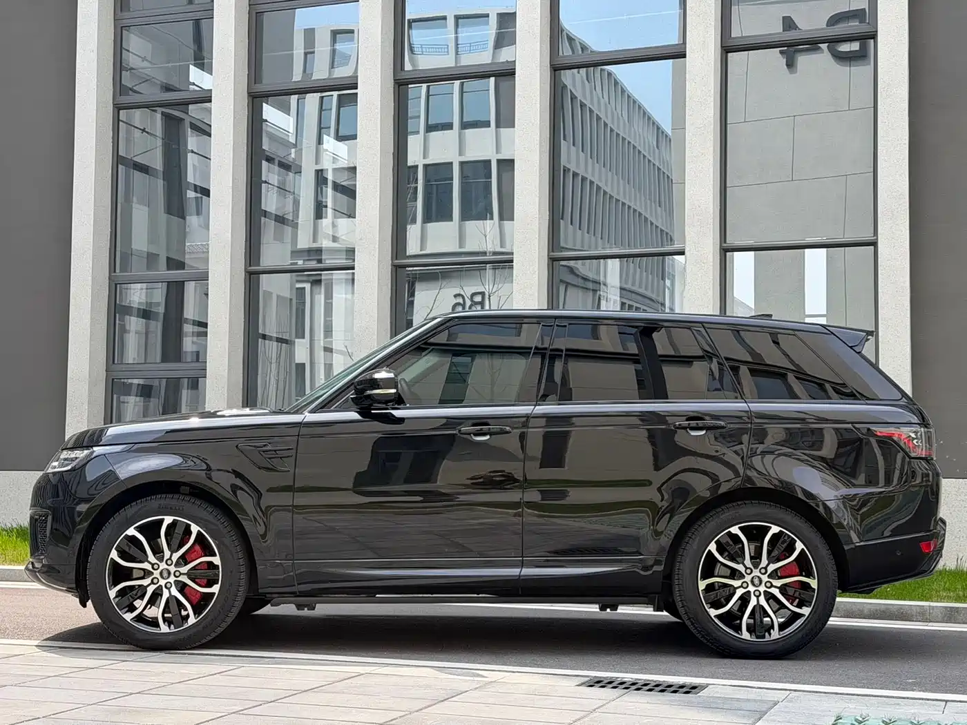 Land Rover Range Rover Sport 2022 3.0 L6 Gloss Black Edition фото 4