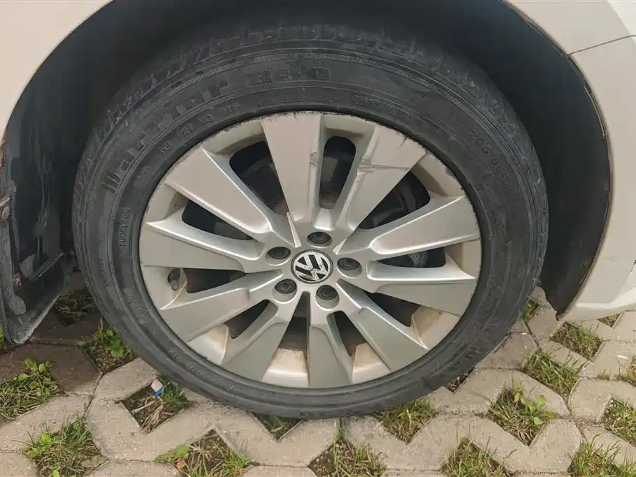 Volkswagen Lavida 2013 Facelift Classic 1.6L Manual Comfort фото 6