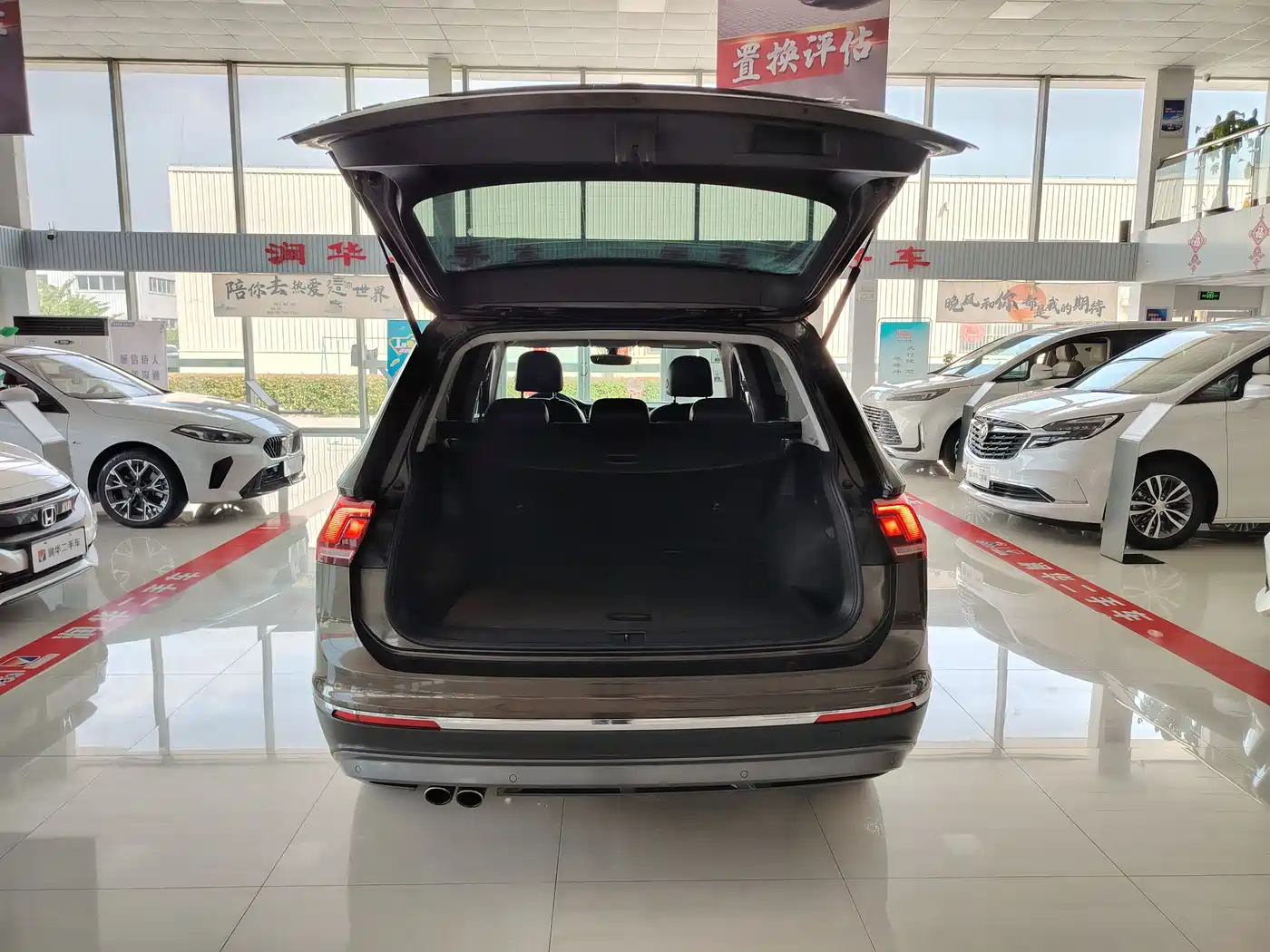 Volkswagen Tiguan L 2017 330TSI Automatic 2WD Luxury Edition фото 14