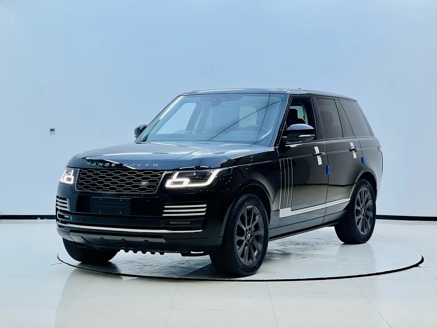 Land Rover Range Rover 2021 3.0 L6 Golden Age Edition фото 6