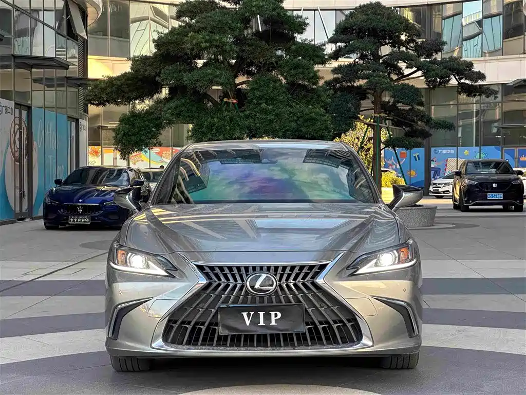 Фото 2 - Lexus ES