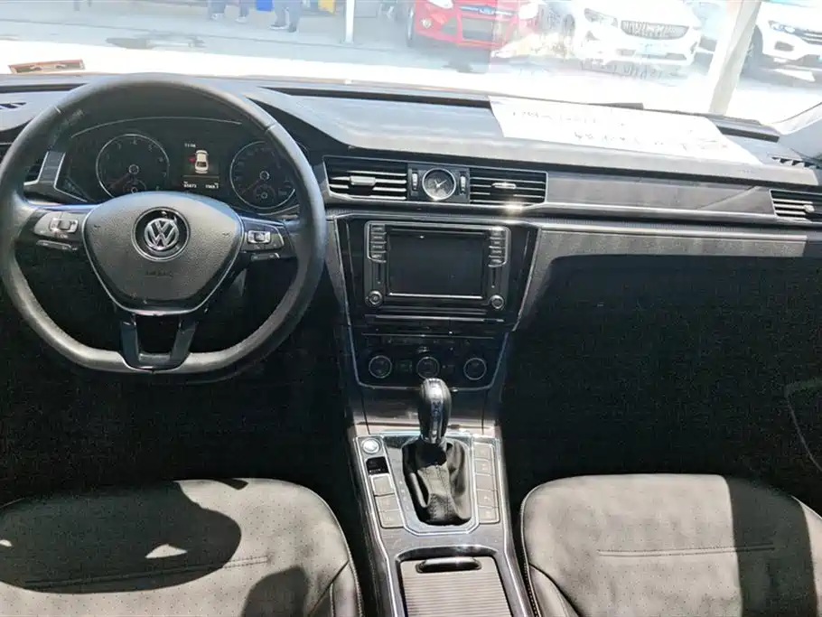 Volkswagen Passat 2017 330TSI DSG Luxury фото 12