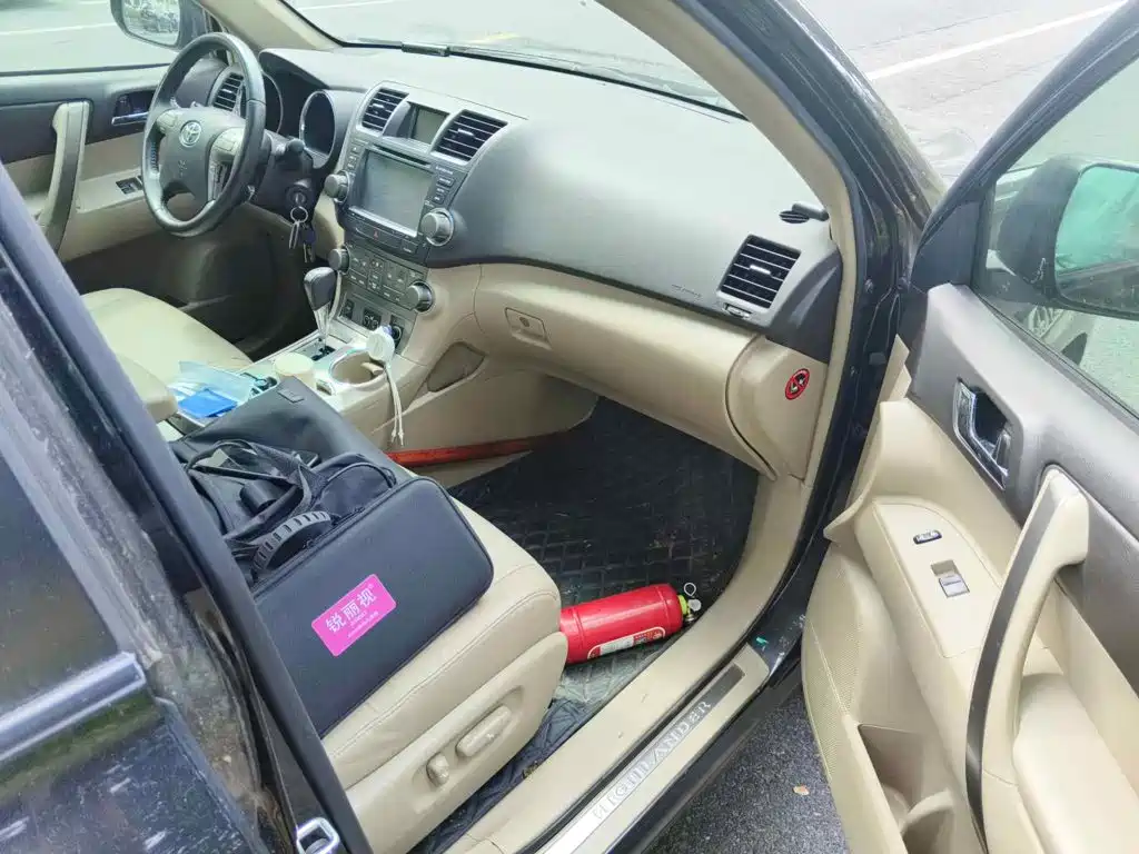 Photo 10 - Toyota Highlander