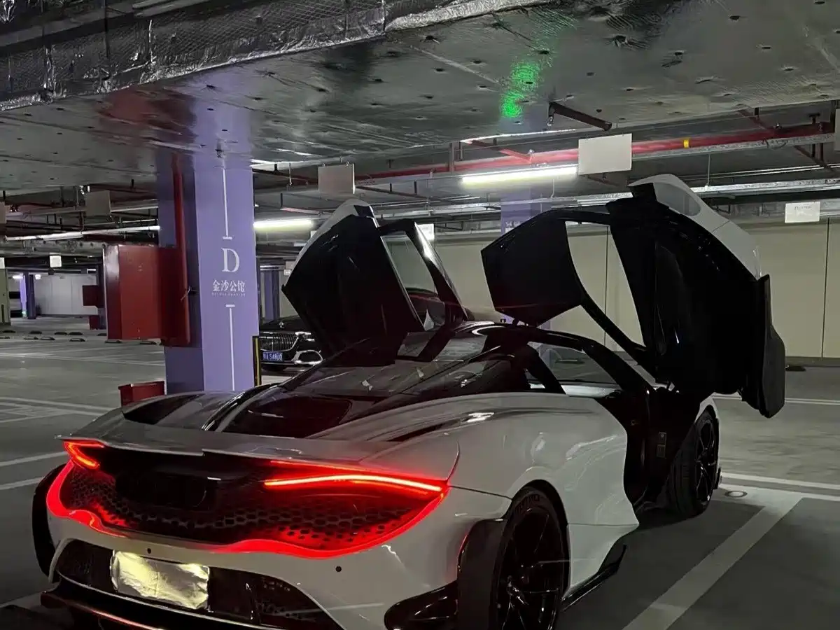 Photo 3 - McLaren 720S