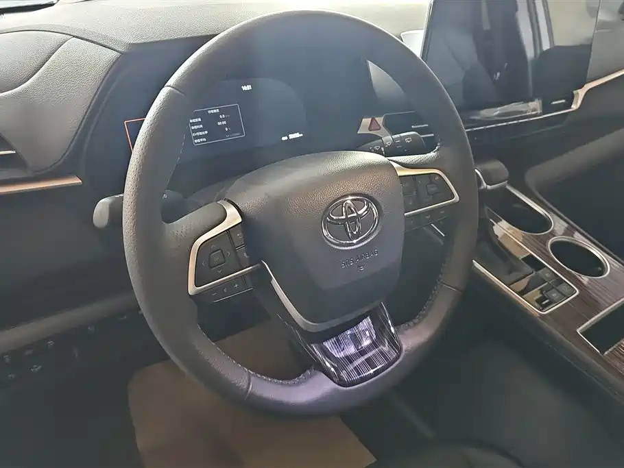Toyota Granvia 2024 2.5L Hybrid Premium PLUS 4WD Edition фото 15