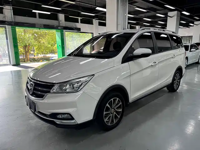 Baojun 730 1.5L, Механика, Стиль, 7 мест