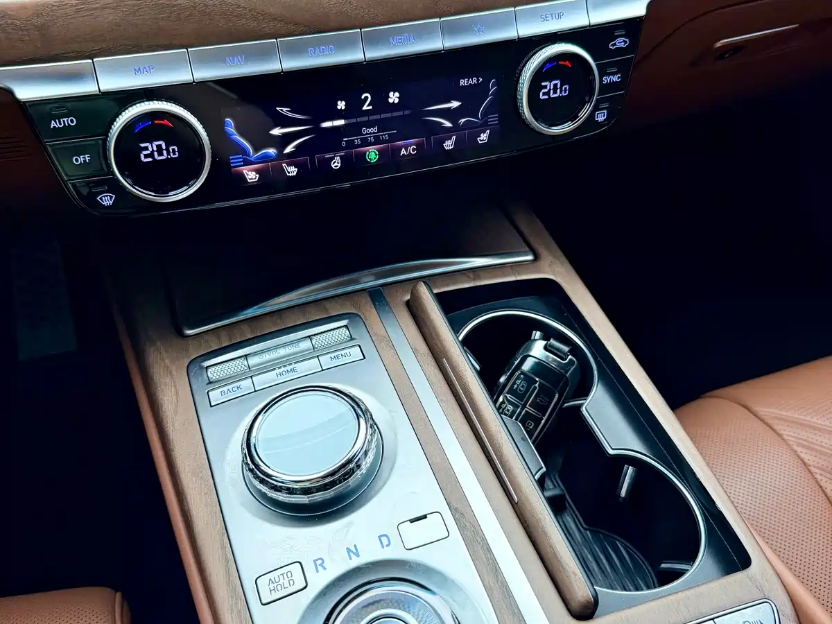 Фото 12 - Genesis G80