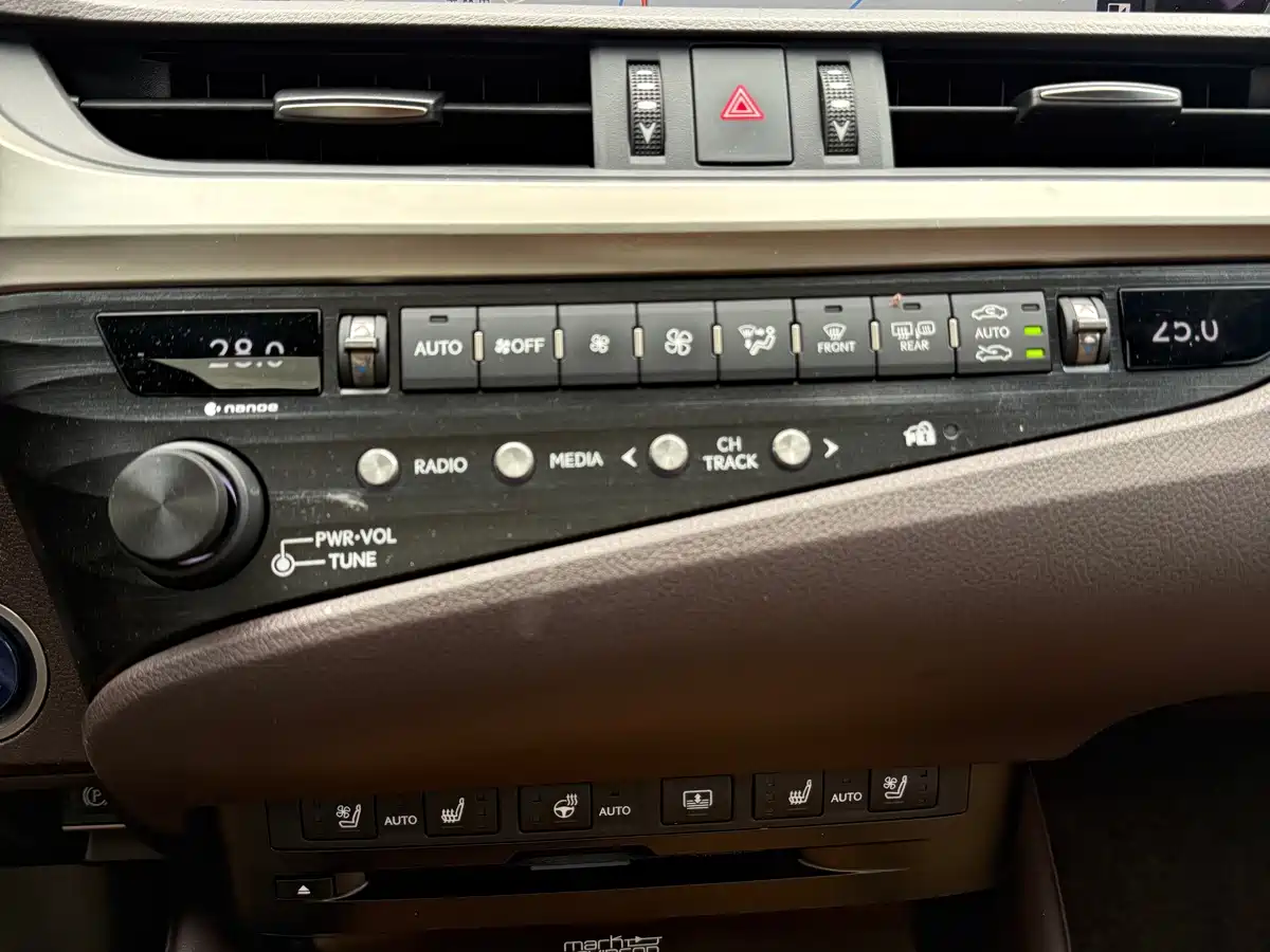صورة 6 - Lexus ES