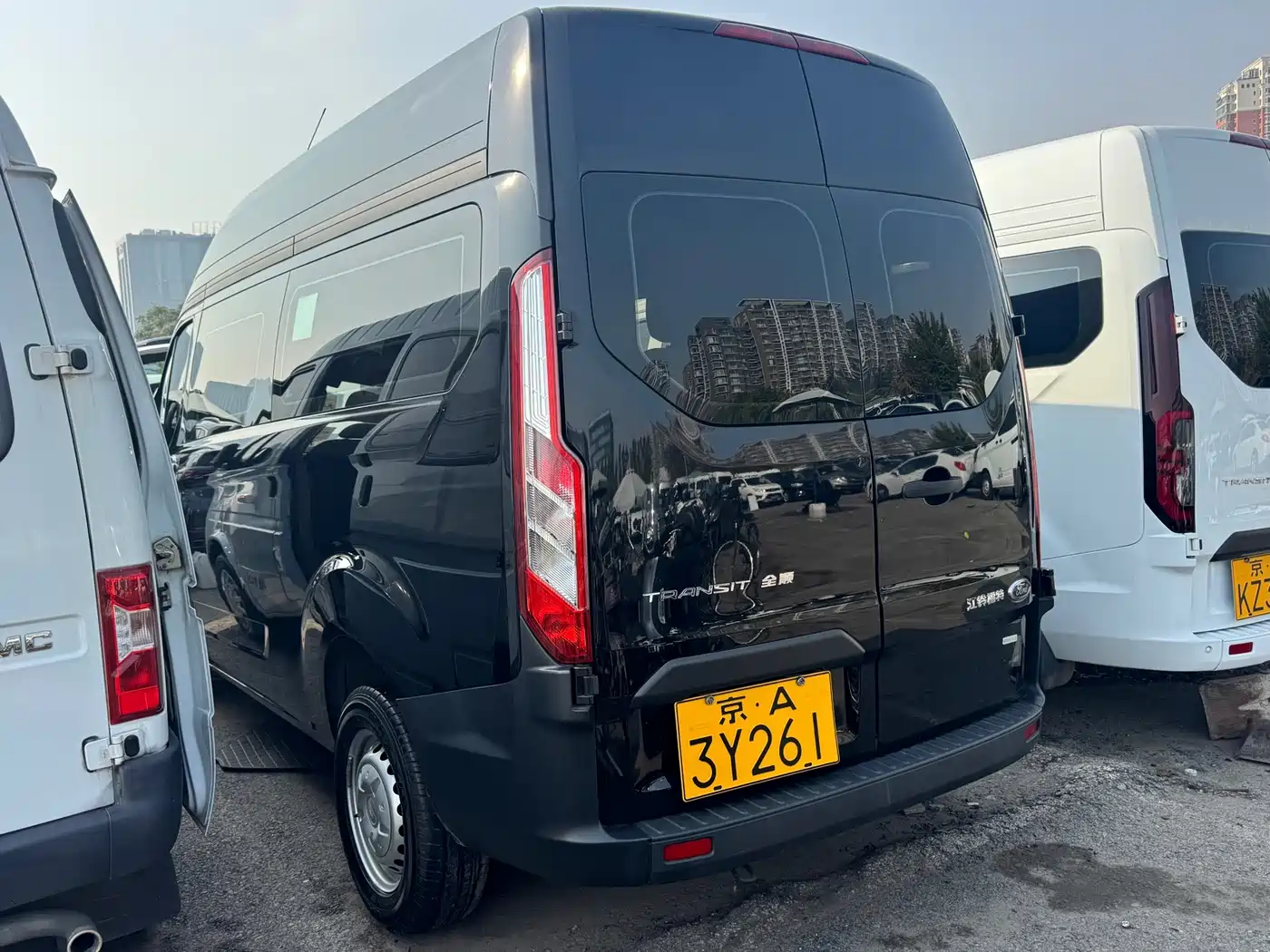 Ford Transit 2023 2022 Model 2.0T Automatic Gasoline Business Travel Luxury Edition Medium Wheelbase Medium Roof 10-12 Seater China VI