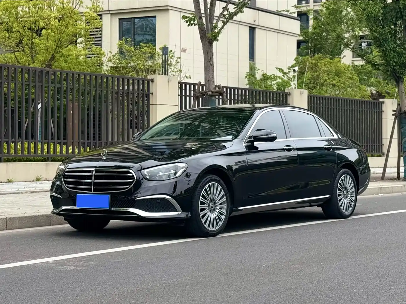 Mercedes-Benz E-Class 2023 E 300 L Fashion