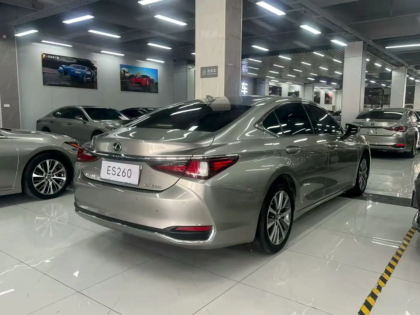 Фото 7 - Lexus ES