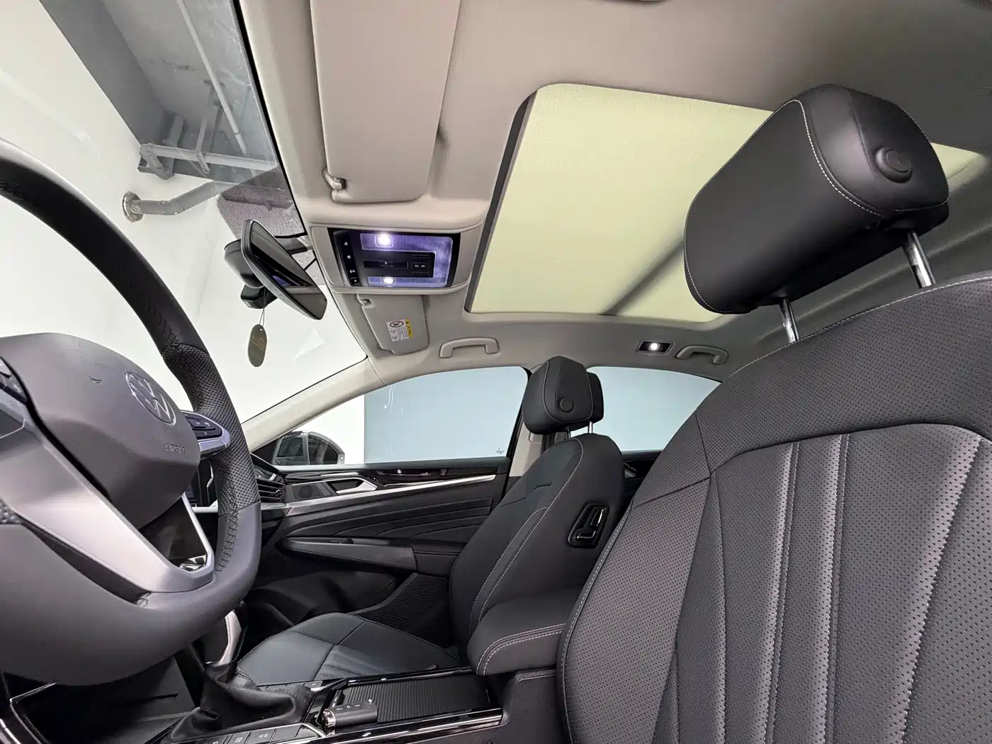 Volkswagen Passat 2025 Outstanding 330TSI Starlight Elite Edition фото 17