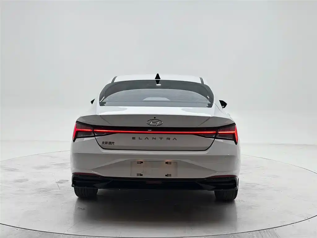 Hyundai Elantra 2022 1.5L CVT LUX Premium Edition фото 5