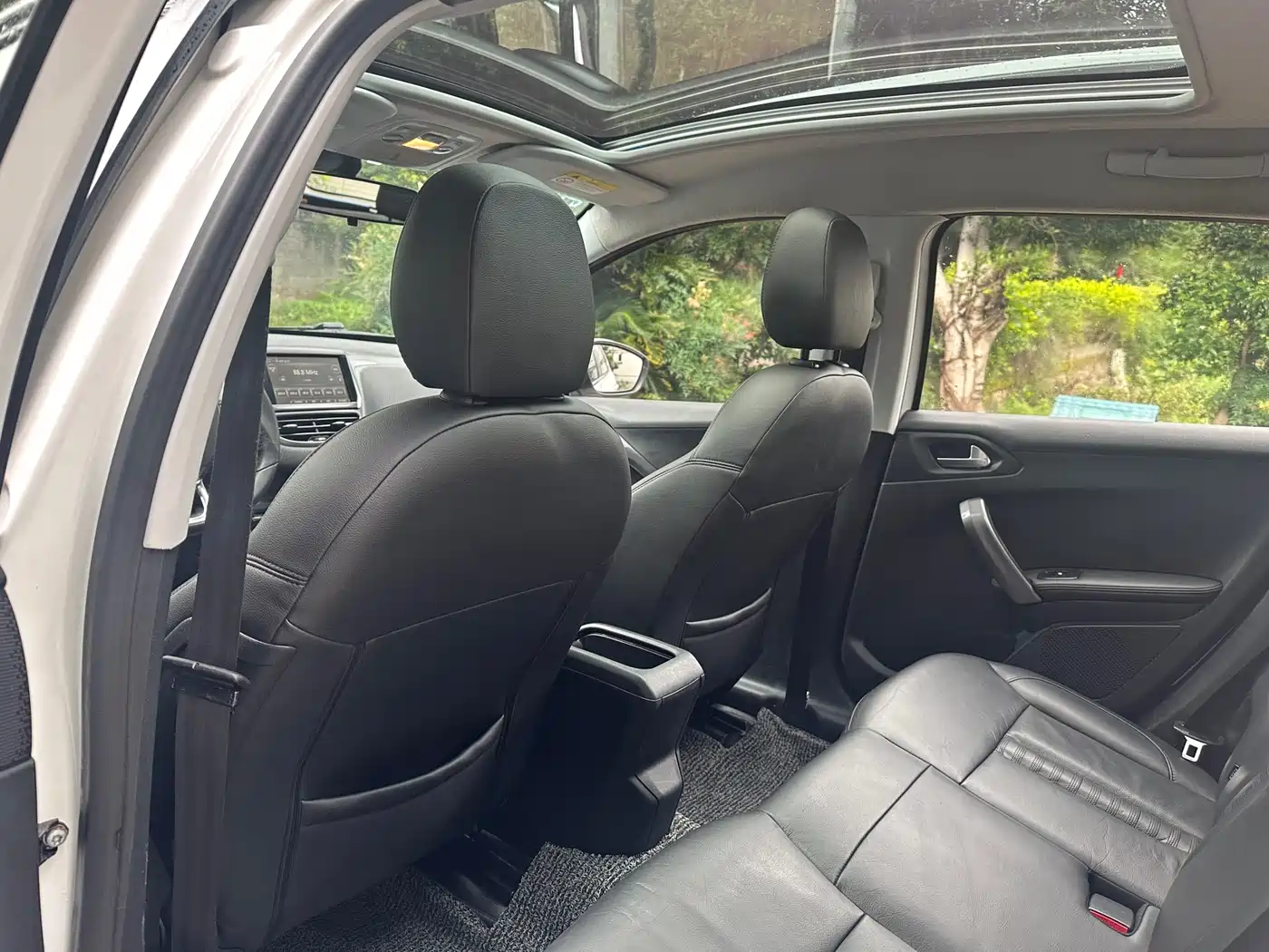 Peugeot 2008 2014 1.6L Automatic Navigation Edition фото 9