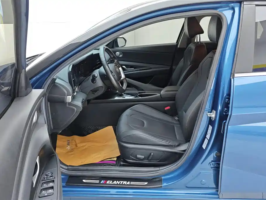 Hyundai Elantra 2021 1.5L CVT LUX Premium Edition фото 9