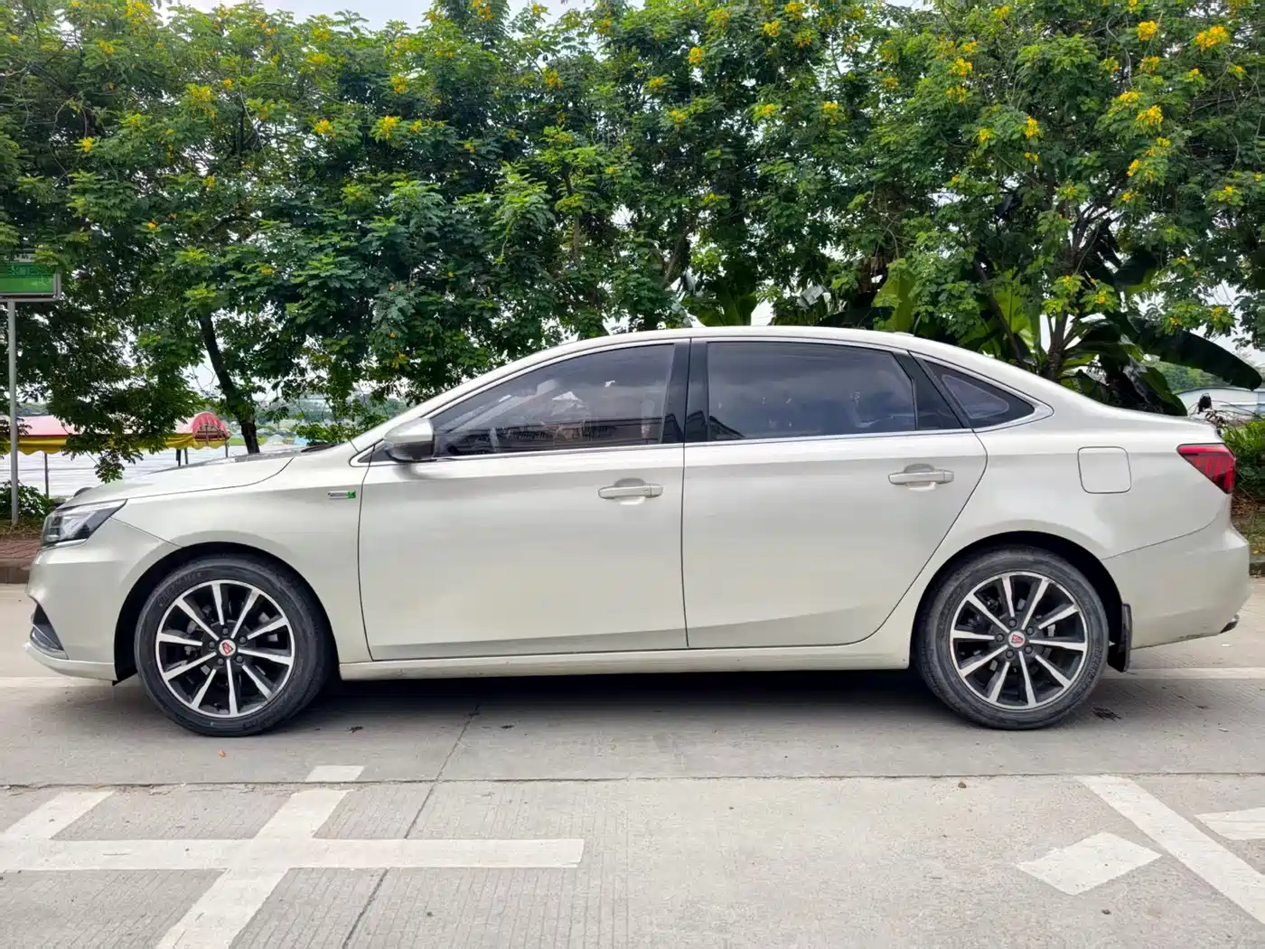 Roewe i6 New Energy 2018 2017 45T Hybrid Connected Smart Premium Edition