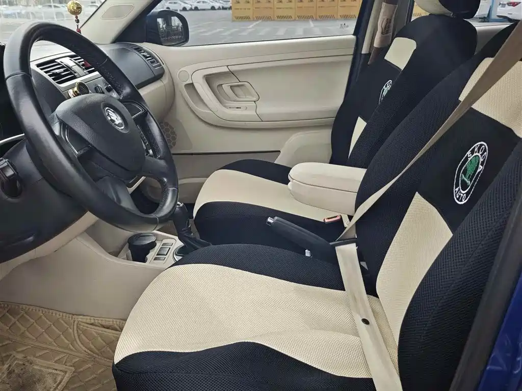 Škoda Fabia 2014 1.4L Automatic Crystal Spirit Edition фото 9