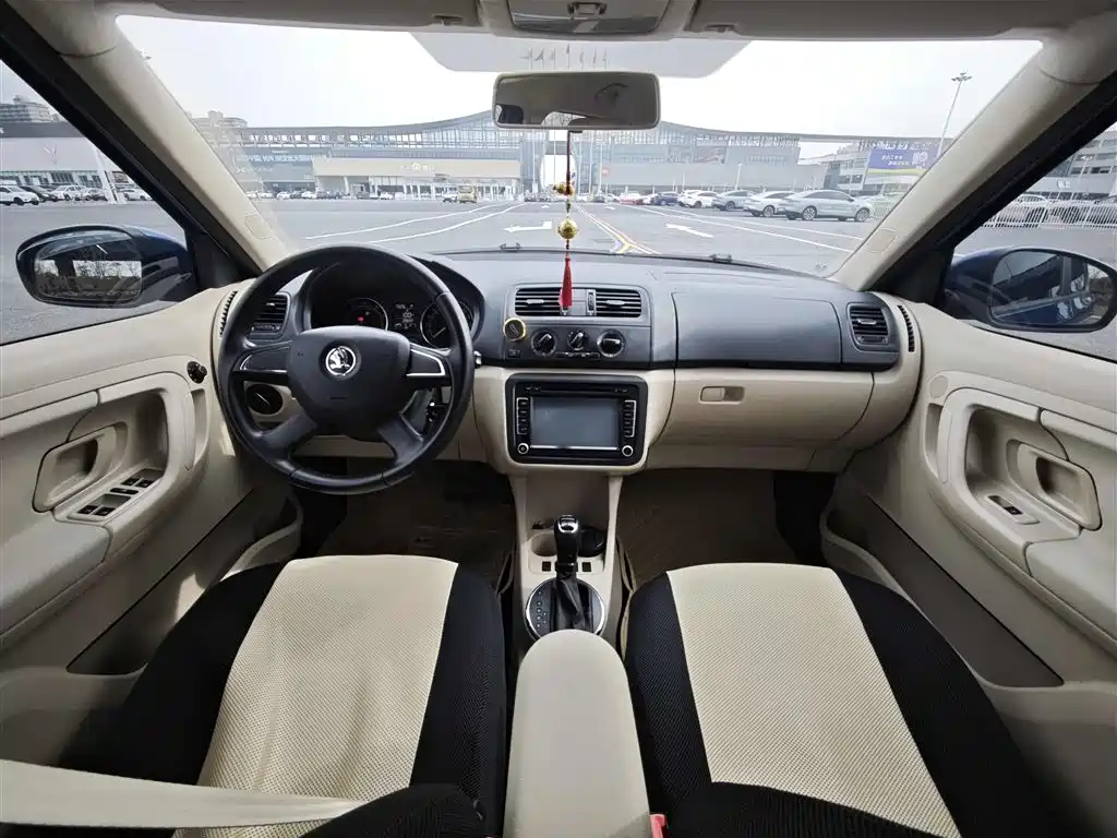 Škoda Fabia 2014 1.4L Automatic Crystal Spirit Edition фото 13