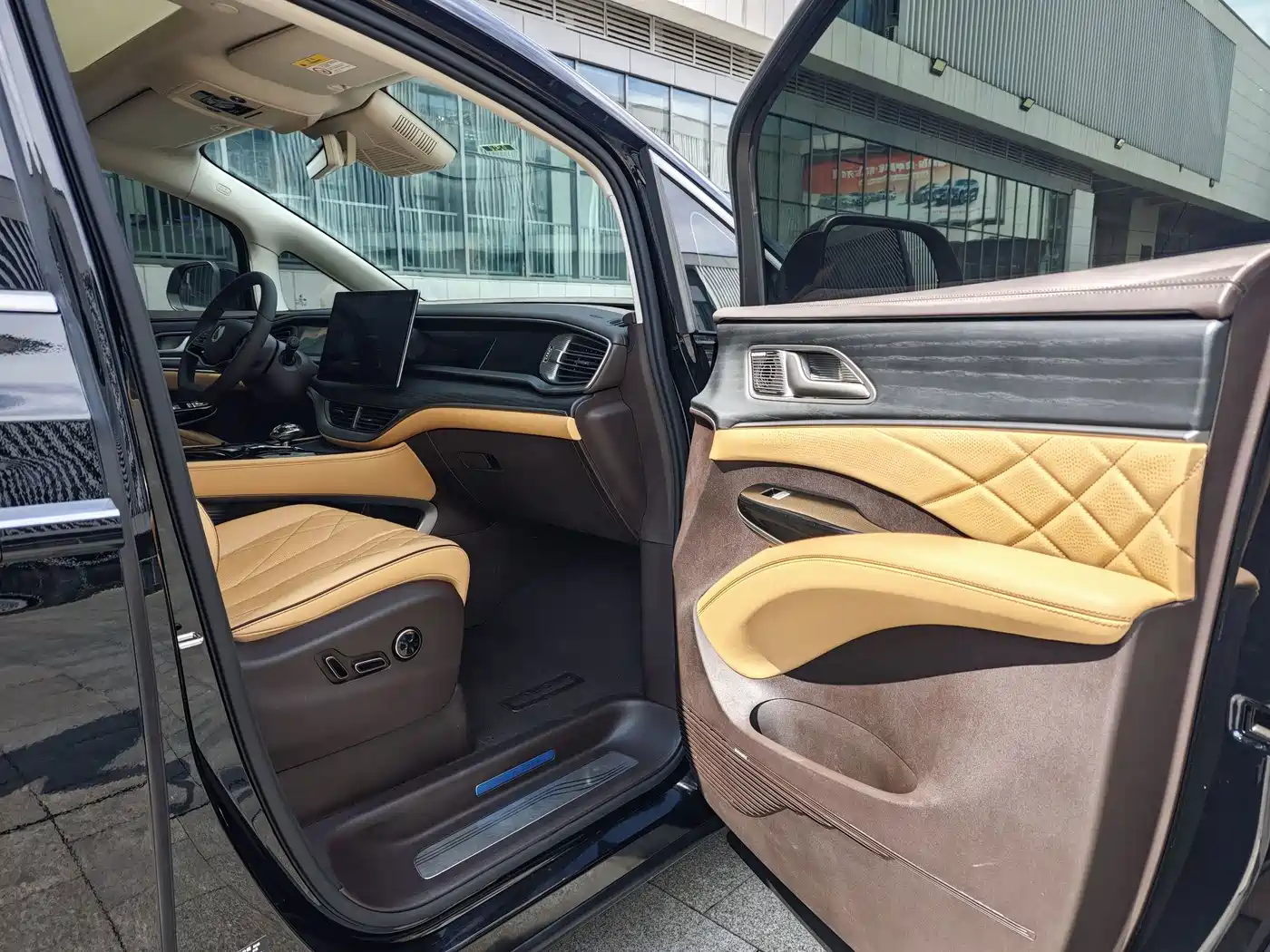 Denza D9 2025 2024 DM-i 980 AWD Prestige