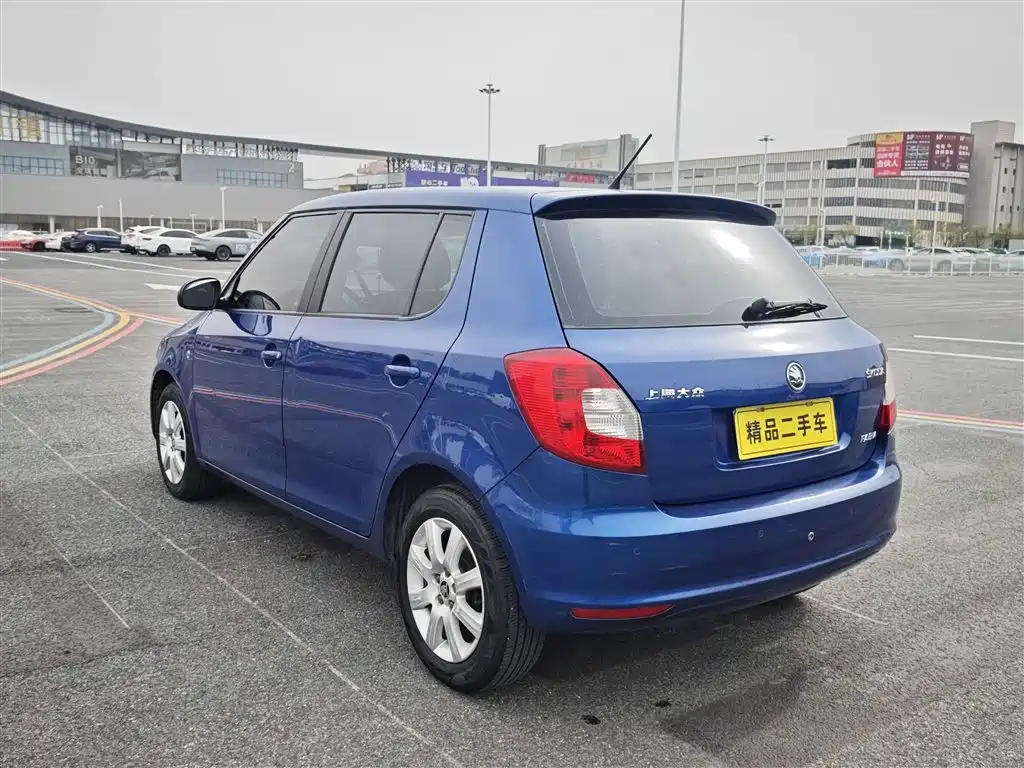 Škoda Fabia 2014 1.4L Automatic Crystal Spirit Edition фото 6