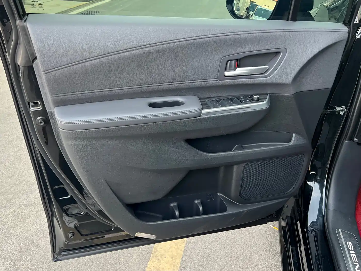 Toyota Sienna 2024 2.5L Hybrid 4WD Premium Edition фото 8